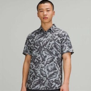 Lululemon Men’s Airing Easy Short Sleeve Button-Down in Spray Leaf Rhino Gray